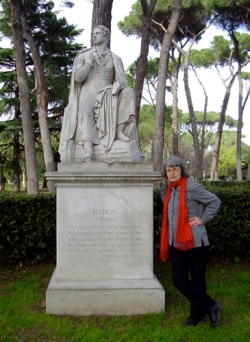 Margareta Zetterström vid staty av lord Byron